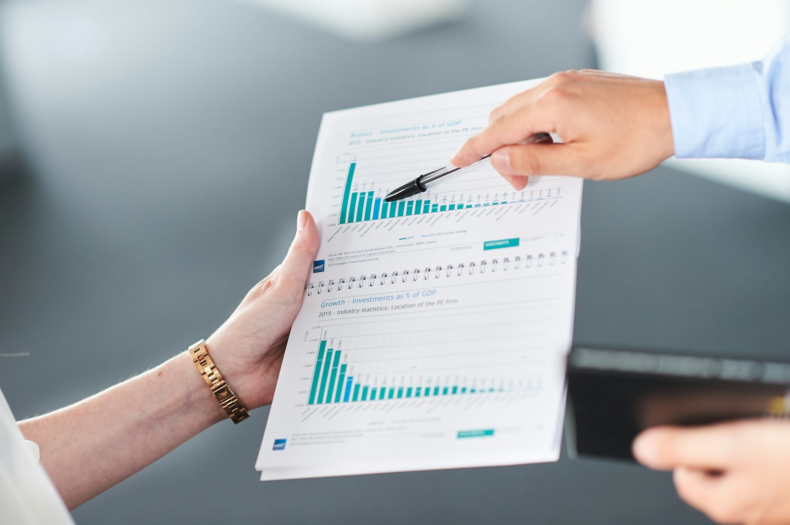 Dashboard financiero con gráficos de proyección