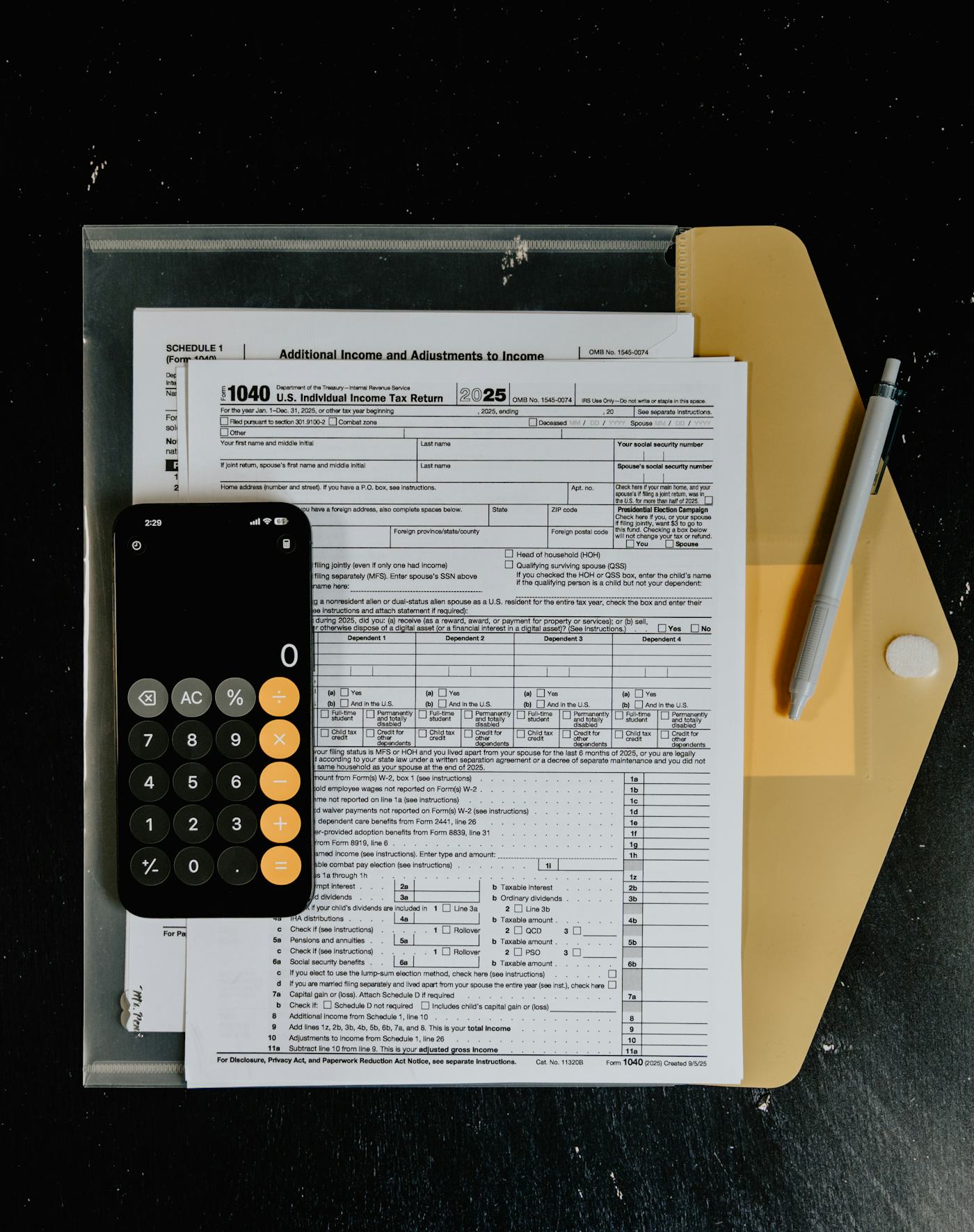 Documentos tributarios y calculadora sobre un escritorio